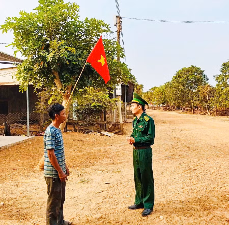 Cán bộ Đồn Biên phòng Ia Lốp thường xuyên tuyên truyền, vận động nhân dân.