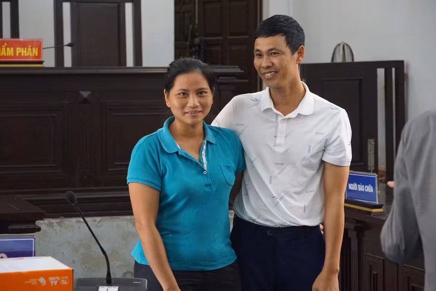 Anh Thái Khắc Thành và vợ tại tòa trưa 17/10 sau khi anh được tuyên miễn trách nhiệm hình sự.