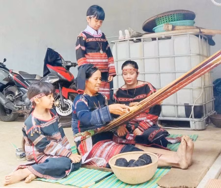 Bà Đinh Thị Hiền chỉ cho các con, cháu kỹ thuật dệt thổ cẩm.