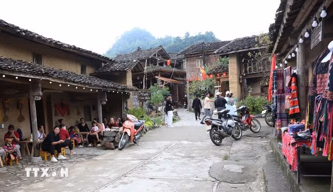Một góc làng du lịch cộng đồng Lô Lô Chải nhộn nhịp, thu hút du khách đến tham quan, trải nghiệm. (Ảnh: Minh Tâm/TTXVN)