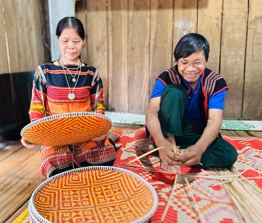 Vợ chồng ông Đinh Văn Rất (xã Kim Sơn) tranh thủ lúc nông nhàn đan đát để kiếm thêm thu nhập và gìn giữ nghề của cha ông truyền lại.