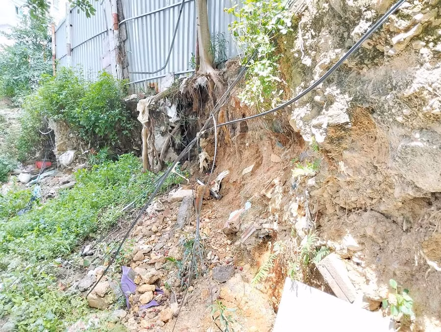 Khu vực phía Đông Bắc chung cư Hoàng Văn Thụ đã xảy ra tình trạng sạt lở đất, nếu không sớm có biện pháp khắc phục sẽ gây ra nhiều hệ lụy. Ảnh: V.L
