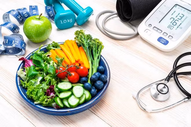 Ăn uống lành mạnh và tập thể dục để kiểm soát huyết áp, tiểu đường, mỡ máu. (Ảnh: iStock)