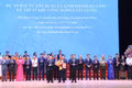 Các đồng chí lãnh đạo tỉnh trao quyết định chấp thuận chủ trương đầu tư và giấy chứng nhận đăng ký đầu tư cho nhà đầu tư. Ảnh: Tiến Sỹ