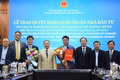 Các đồng chí lãnh đạo tỉnh trao quyết định chấp thuận nhà đầu tư Dự án khu văn hóa, thể thao, vui chơi, giải trí kết hợp thương mại, dịch vụ, du lịch 1 tại xã Cát Tiến cho Công ty TNHH Blooming Sky. Ảnh: Tiến sỹ