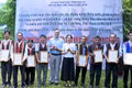 Ban Tổ chức trao chứng nhận hoàn thành khoá học kỹ năng chỉnh chiêng cho các học viên. 