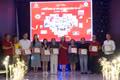 Đại diện Hội Chữ thập đỏ tỉnh Gia Lai trao giấy ghi nhận tấm lòng vàng nhân đạo cho các cá nhân.