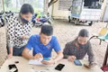 Tuổi trẻ Ia Hrung hỗ trợ người dân về thủ tục hành chính và ứng dụng công nghệ số.