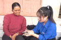Cán bộ hướng dẫn người dân xã Chư Păh ứng dụng kỹ năng số và thanh toán không dùng tiền mặt