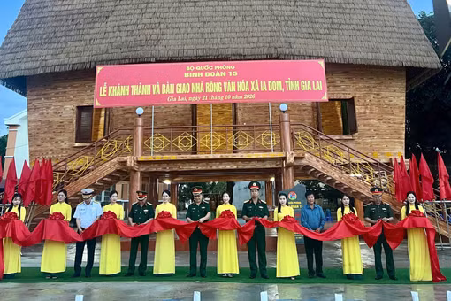 Binh đoàn 15 bàn giao nhà rông văn hóa và công trình “Sao sáng buôn làng” 