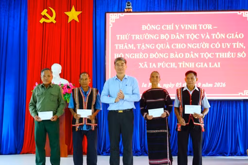 Thứ trưởng Y Vinh Tơr thăm, tặng quà Người có uy tín tại xã biên giới Ia Púch