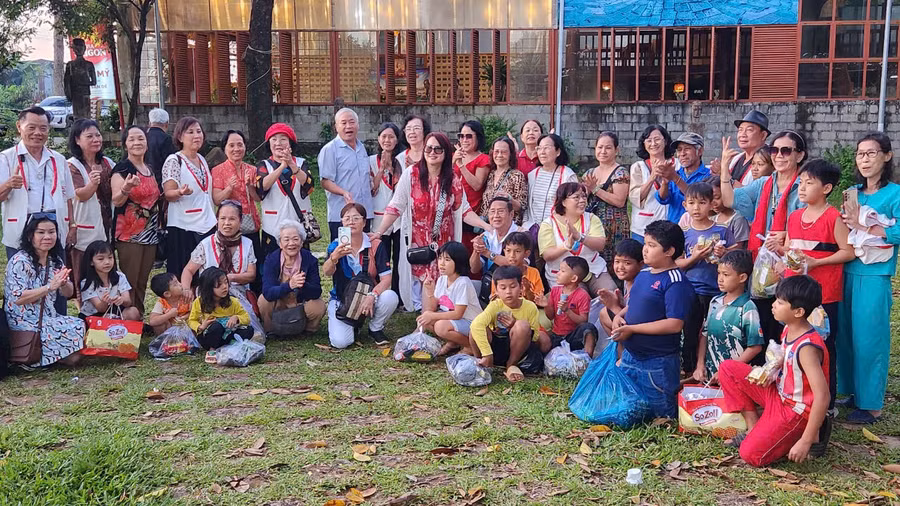Đoàn từ thiện Nhất Tâm tặng quà cho trẻ em ở làng Ốp, phường Hoa Lư, TP.Pleiku. Ảnh Thanh Nhật.jpg