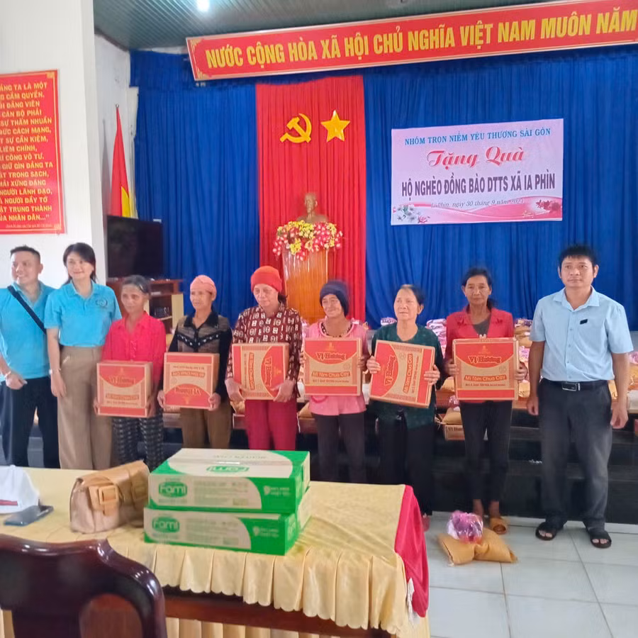 xa-ia-phin-huyen-chu-prong-phoi-hop-to-chuc-chuong-trinh-tang-qua-cho-cac-ho-dan-toc-thieu-so-co-hoan-can-kho-khan-nhan-dip-xuan-at-ty-2025-anh-thanh-nhat.jpg