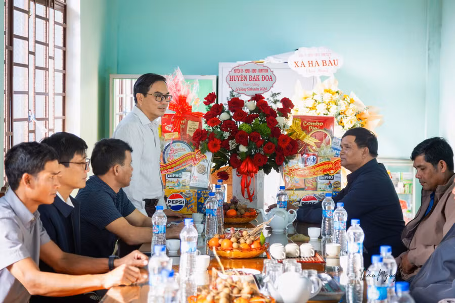 pho-bi-thu-huyen-uy-chu-tich-ubnd-huyen-dak-doa-bui-thanh-binh-dung-den-tham-chuc-mung-le-giang-sinh-nam-2024-tai-chi-hoi-tin-lanh-plei-sao-xa-ha-bau-anh-thanh-nhat.jpg