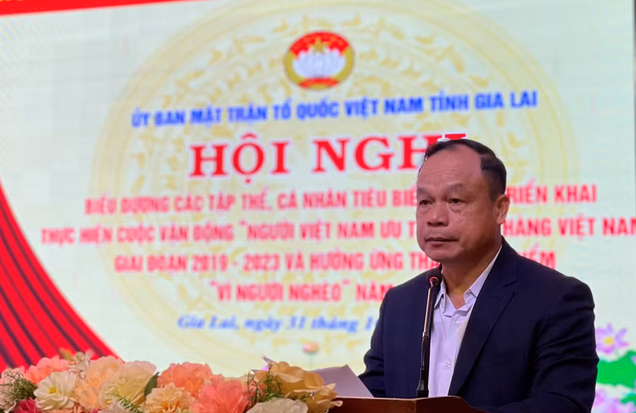 Phó Chủ tịch UBND tỉnh Dương Mah Tiệp thông báo về tình hình sản xuất-kinh doanh trên địa bàn tỉnh. Ảnh: Anh Huy
