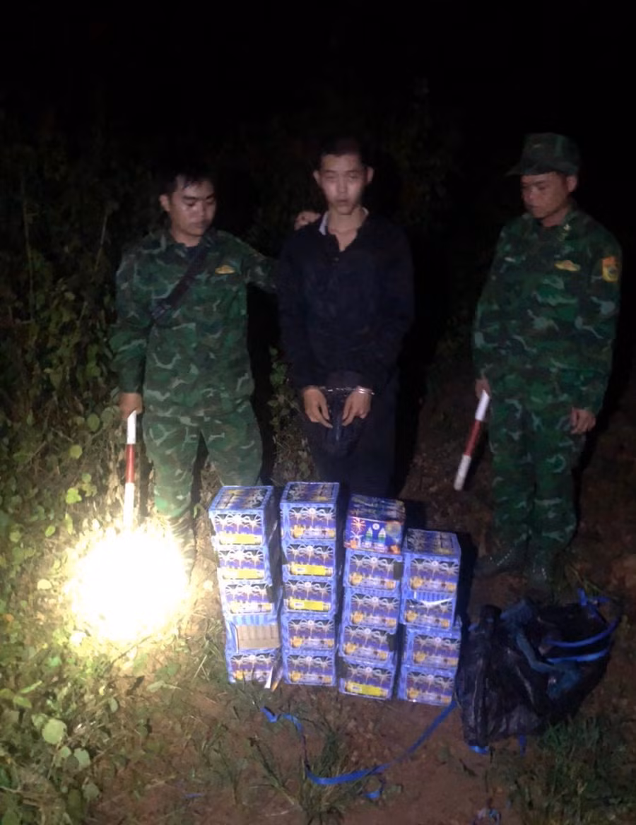 Đối tượng Đức cùng tang vật khi bị lực lượng Biên phòng bắt giữ. Ảnh: Kiên Quyết Đối tượng Đức cùng tang vật khi bị lực lượng Biên phòng bắt giữ. Ảnh: Kiên Quyết