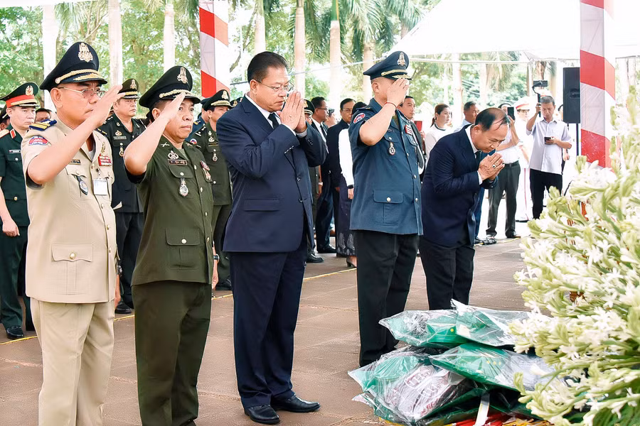 Đại diện lãnh đạo Quân đội Hoàng gia Campuchia và các tỉnh Đông Bắc Campuchia dâng hoa, dâng hương các liệt sĩ. Ảnh: Đức Thụy Đại diện lãnh đạo Quân đội Hoàng gia Campuchia và các tỉnh Đông Bắc Campuchia dâng hoa, dâng hương các liệt sĩ. Ảnh: Đức Thụy