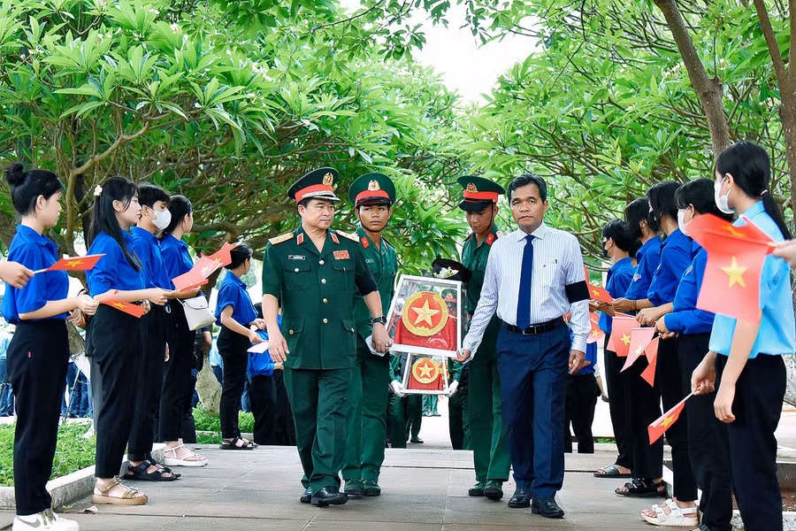 Bí thư Tỉnh ủy Hồ Văn Niên (bên phải) và Trung tướng Trịnh Đình Thạch-Chính ủy Quân khu 5 (bên trái) di chuyển hài cốt liệt sĩ về vị trí an táng. Ảnh: Đức Thụy Bí thư Tỉnh ủy Hồ Văn Niên (bên phải) và Trung tướng Trịnh Đình Thạch-Chính ủy Quân khu 5 (bên trái) di chuyển hài cốt liệt sĩ về vị trí an táng. Ảnh: Đức Thụy
