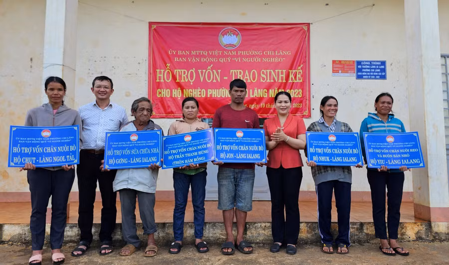 Ban Vận động Quỹ "Vì người nghèo" phường Chi Lăng hỗ trợ vốn, trao sinh kế cho hộ nghèo. Ảnh: P.D