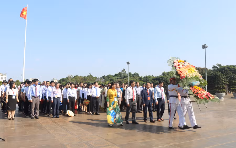 Các đại biểu dâng hoa trước Tượng đài Bác Hồ với các dân tộc Tây Nguyên tại Quảng trường Đại đoàn kết. Ảnh: P.D