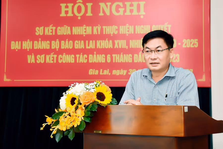 Đồng chí Huỳnh Kiên-Bí thư Đảng ủy, Tổng Biên tập Báo Gia Lai phát biểu tại hội nghị. Ảnh: Đức Thụy
