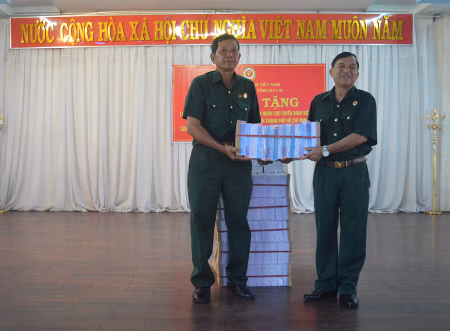 Ông Ngô Công Đoan (bìa trái) trao tặng tập vở cho Hội Cựu chiến binh tỉnh. Ảnh: Anh Huy