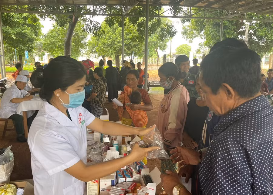 Lực lượng Quân y của Bộ Chỉ huy Bộ đội Biên phòng tỉnh cấp thuốc cho người dân xã Ia Púch. Ảnh: Quốc Vinh