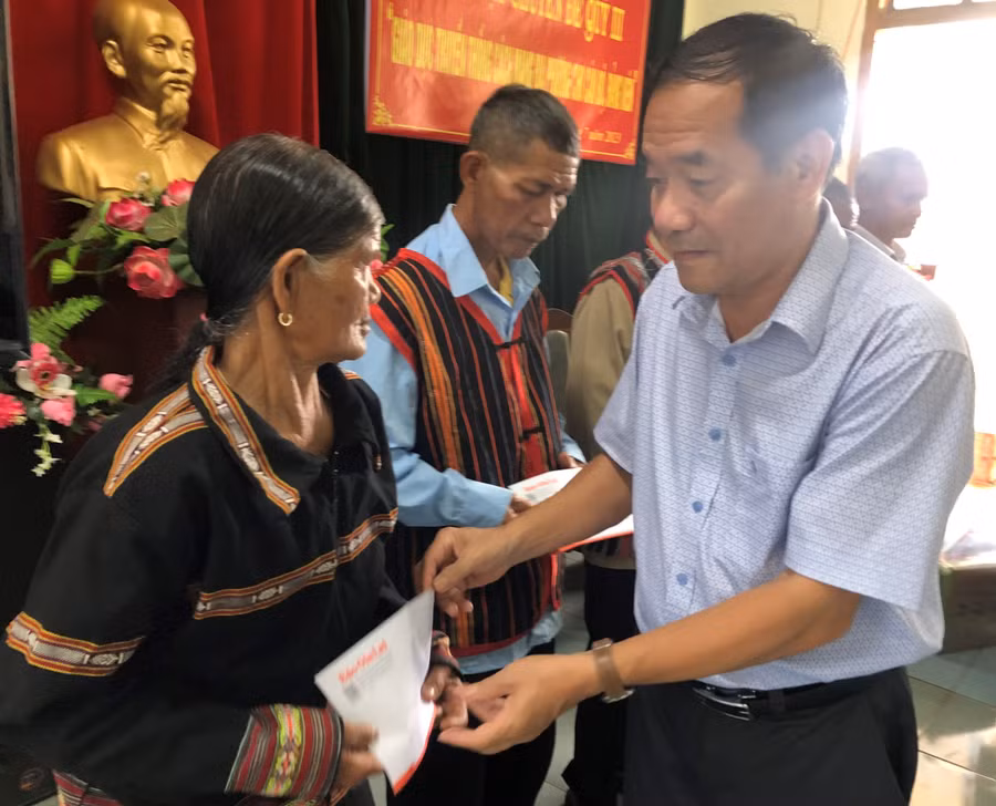 Đại diện Đảng ủy Khối các Cơ quan và Doanh nghiệp tỉnh tặng quà của Chi bộ 2 cho các hộ nghèo, gia đình chính sách của làng C. Ảnh: Anh Huy Đại diện Đảng ủy Khối các Cơ quan và Doanh nghiệp tỉnh tặng quà của Chi bộ 2 cho các hộ nghèo, gia đình chính sách của làng C. Ảnh: Anh Huy