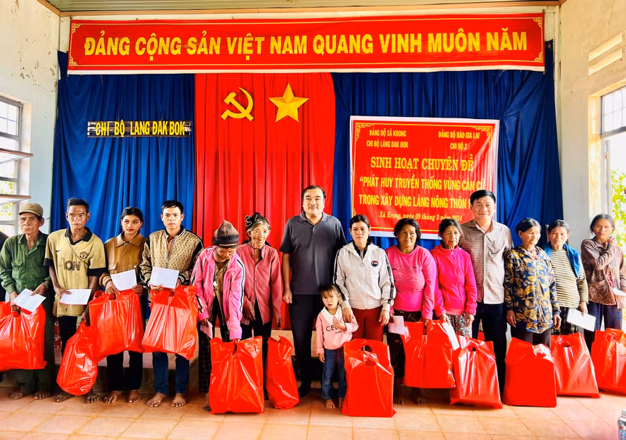 Dịp này, Chi bộ 2 đã trao 20 suất quà cho hộ nghèo của làng Đak Bok, kinh phí do Ngân hàng TMCP An Bình Kbang tài trợ. Ảnh: P.D