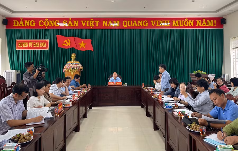 Quang cảnh buổi làm việc của đoàn kiểm tra thực hiện quy chế dân chủ ở cơ sở tại huyện Đak Đoa. Ảnh: P.D Quang cảnh buổi làm việc của đoàn kiểm tra thực hiện quy chế dân chủ ở cơ sở tại huyện Đak Đoa. Ảnh: P.D