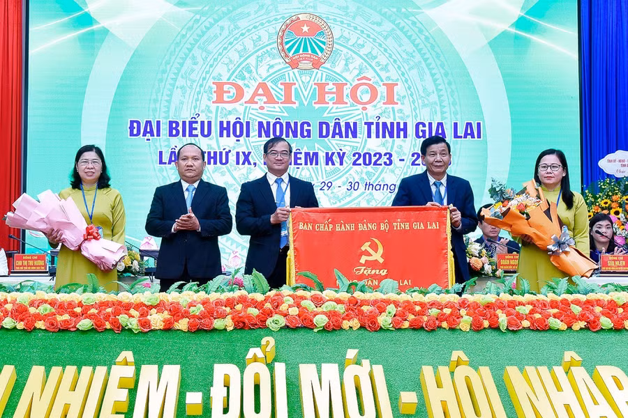 Thay mặt Thường trực Tỉnh ủy, Phó Bí thư Tỉnh ủy Rah Lan Chung đã tặng bức trướng của Ban Chấp hành Đảng bộ tỉnh cho HND tỉnh với nội dung: Nông dân Gia Lai “Đoàn kết-Trách nhiệm-Hội nhập-Phát triển”. Ảnh: Đức Thụy