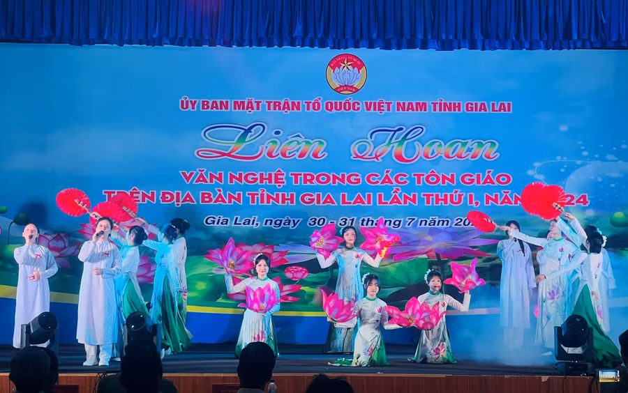 Các tiết mục tập trung ngợi ca tình yêu quê hương, đất nước và truyền thống tốt đẹp của các tôn giáo. Ảnh: P.D