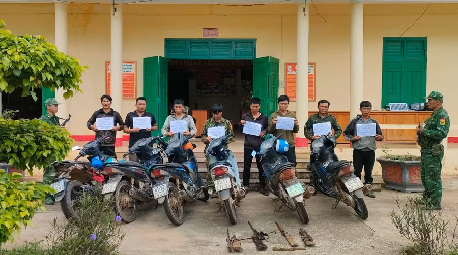 Các đối tượng bị bắt giữ cùng tang vật. Ảnh: Kiên Quyết