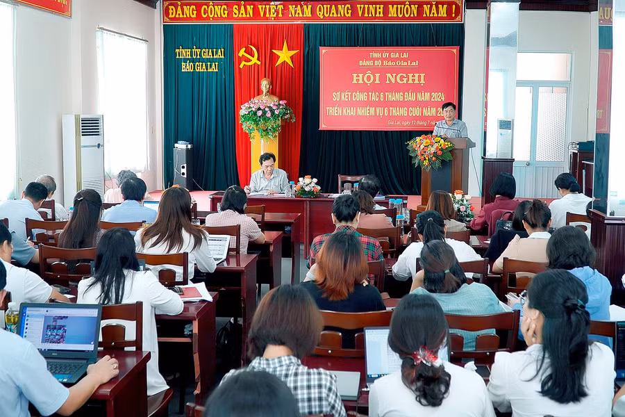 Toàn thể cán bộ, viên chức, người lao động Báo Gia Lai tham dự hội nghị sơ kết công tác 6 tháng đầu năm 2024. Ảnh: Đức Thụy