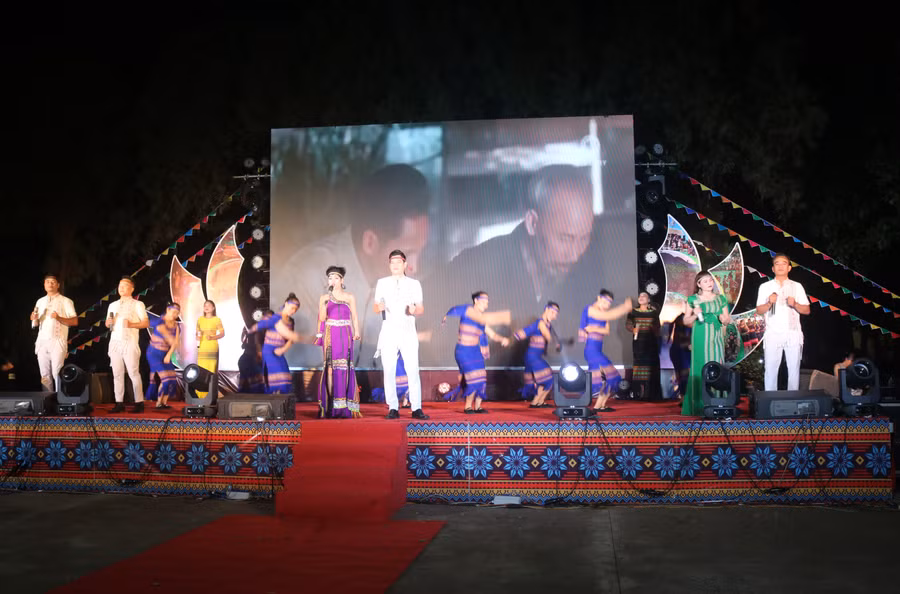 Tiết mục hát múa "Ơn Bác Hồ với người Tây Nguyên” do các nghệ sĩ của Nhà hát ca múa nhạc tổng hợp Đam San biểu diễn. Ảnh: P.D