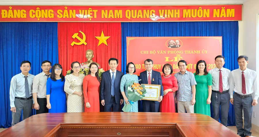 Bí thư Thành ủy Pleiku Trịnh Duy Thuân (thứ 6 từ phải sang) vinh dự nhận Huy hiệu 30 năm tuổi Đảng. Ảnh: B.B