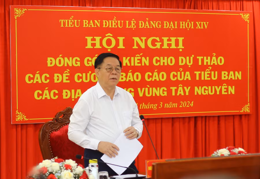 Đồng chí Nguyễn Trọng Nghĩa-Bí thư Trung ương Đảng, Trưởng Ban Tuyên giáo Trung ương, thành viên Tiểu ban Điều lệ Đảng chủ trì và điều hành hội nghị. Ảnh: Đăng Vũ