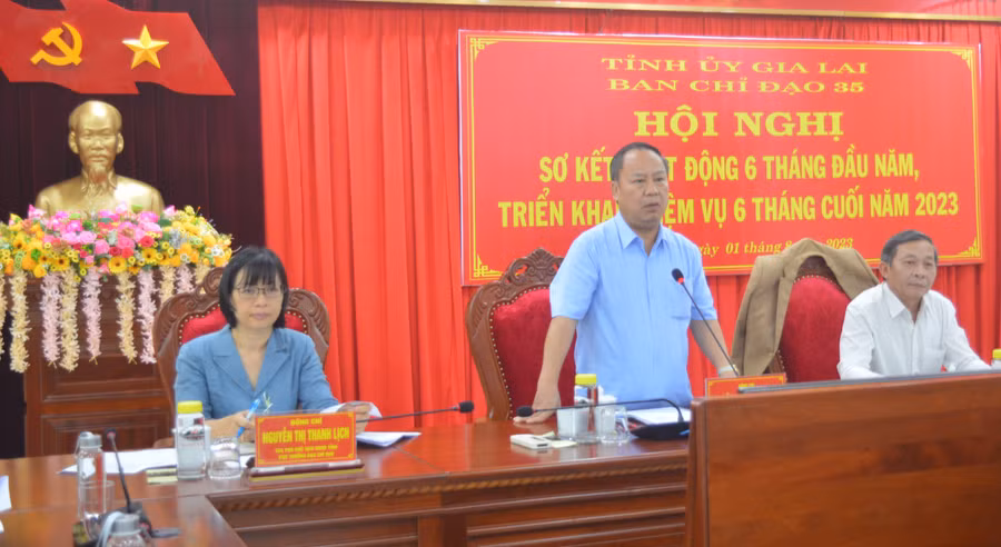 Đồng chí Châu Ngọc Tuấn-Phó Bí thư Thường trực Tỉnh ủy, Trưởng đoàn đại biểu Quốc hội tỉnh, Trưởng Ban Chỉ đạo 35 tỉnh phát biểu chỉ đạo tại hội nghị. Ảnh: Anh Huy