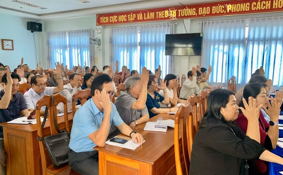 Các đại biểu biểu quyết thông qua nghị quyết hội nghị. Ảnh: P.D