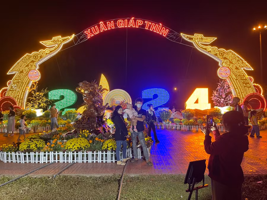 Quảng trường thị xã Ayun Pa là địa điểm check-in lý tưởng của người dân thị xã trong đêm Giao thừa. Ảnh: Vũ Chi Quảng trường thị xã Ayun Pa là địa điểm check-in lý tưởng của người dân thị xã trong đêm Giao thừa. Ảnh: Vũ Chi