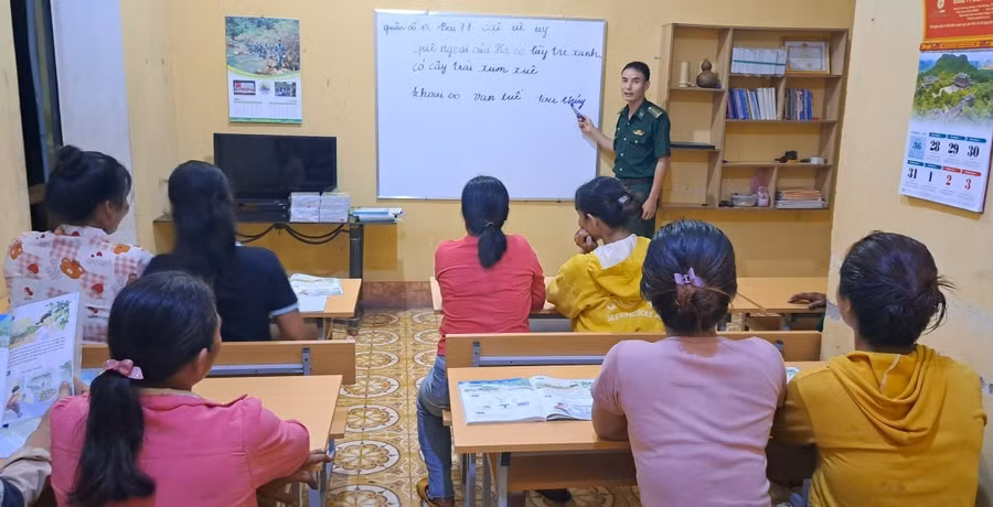 “Lớp xóa mù chữ” của Đồn Biên phòng Ia Lốp. Ảnh: Anh Huy