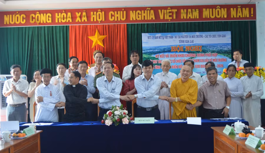 Đại diện Ủy ban MTTQ Việt Nam tỉnh, Sở Tài nguyên và Môi trường, các tổ chức tôn giáo trên địa bàn tỉnh ký kết chương trình phối hợp. Ảnh: Anh Huy