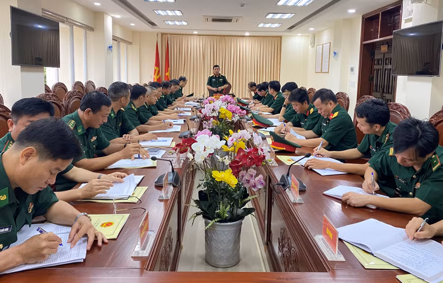 Quang cảnh buổi làm việc của Đoàn kiểm tra với Bộ đội Biên phòng tỉnh. Ảnh: Kiên Quyết