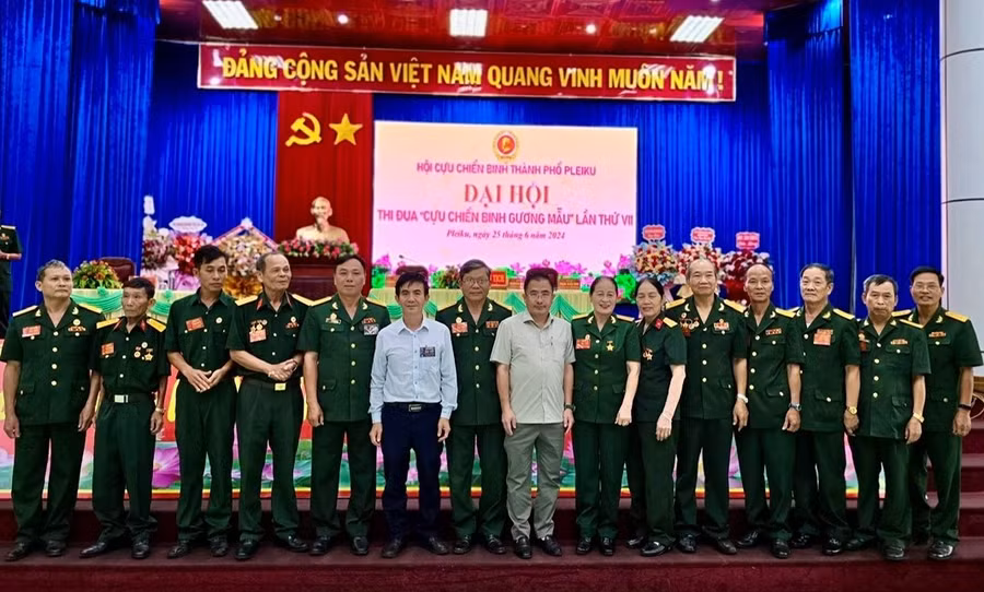 Đại diện lãnh đạo Hội Cựu chiến binh tỉnh và lãnh đạo thành phố Pleiku chụp hình lưu niệm với đoàn đại biểu Hội Cựu chiến binh thành phố dự Đại hội thi đua "Cựu chiến binh gương mẫu" cấp tỉnh. Ảnh: P.D