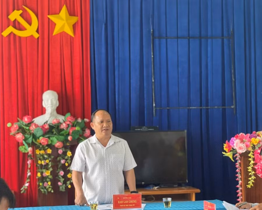 Phó Bí thư Tỉnh ủy Rah Lan Chung phát biểu tại buổi làm việc. Ảnh: Anh Huy