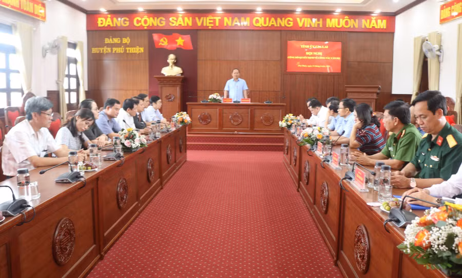 Phó Bí thư Tỉnh ủy Rah Lan Chung phát biểu giao nhiệm vụ tại hội nghị công bố quyết định của Ban Thường vụ Tỉnh ủy về công tác cán bộ. Ảnh: P.D
