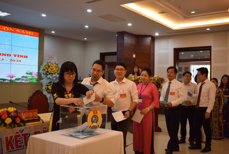 Các đại biểu bỏ phiếu bầu Ban Chấp hành Công đoàn nhiệm kỳ 2023-2028 và đại biểu dự Đại hội cấp trên. Ảnh: Anh Huy