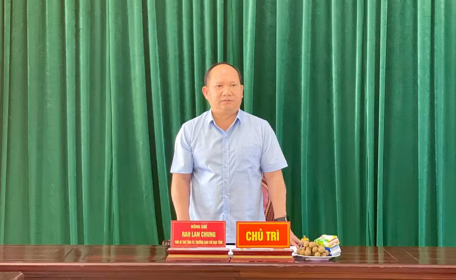 Phó Bí thư Tỉnh ủy Rah Lan Chung phát biểu kết luận tại buổi kiểm tra thực hiện quy chế dân chủ ở cơ sở tại huyện Đak Đoa. Ảnh: P.D Phó Bí thư Tỉnh ủy Rah Lan Chung phát biểu kết luận tại buổi kiểm tra thực hiện quy chế dân chủ ở cơ sở tại huyện Đak Đoa. Ảnh: P.D
