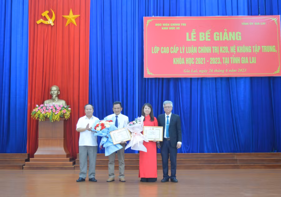 Phó Bí thư Thường trực Tỉnh ủy Châu Ngọc Tuấn (bên trái) và PGS.TS Lê Văn Đính trao giấy khen và hoa cho các học viên đạt thành tích tốt. Ảnh: Anh Huy Phó Bí thư Thường trực Tỉnh ủy Châu Ngọc Tuấn (bên trái) và PGS.TS Lê Văn Đính trao giấy khen và hoa cho các học viên đạt thành tích tốt. Ảnh: Anh Huy