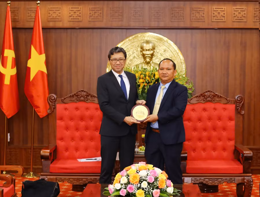 Phó Bí thư Tỉnh ủy Rah Lan Chung (bên phải) tặng quà cho ngài Mori Takero nhân chuyến thăm, chào xã giao lãnh đạo tỉnh. Ảnh: Đ.V